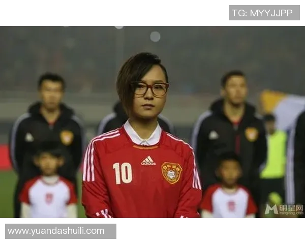 足球明星佩戴耳机展现个性魅力与时尚风采的完美结合